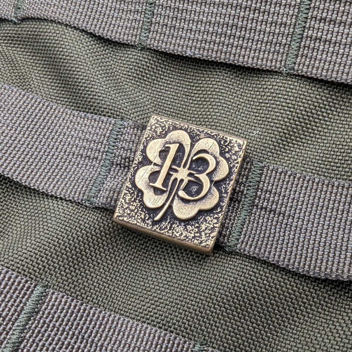 Бронзова молле кліпса "Lucky 13"