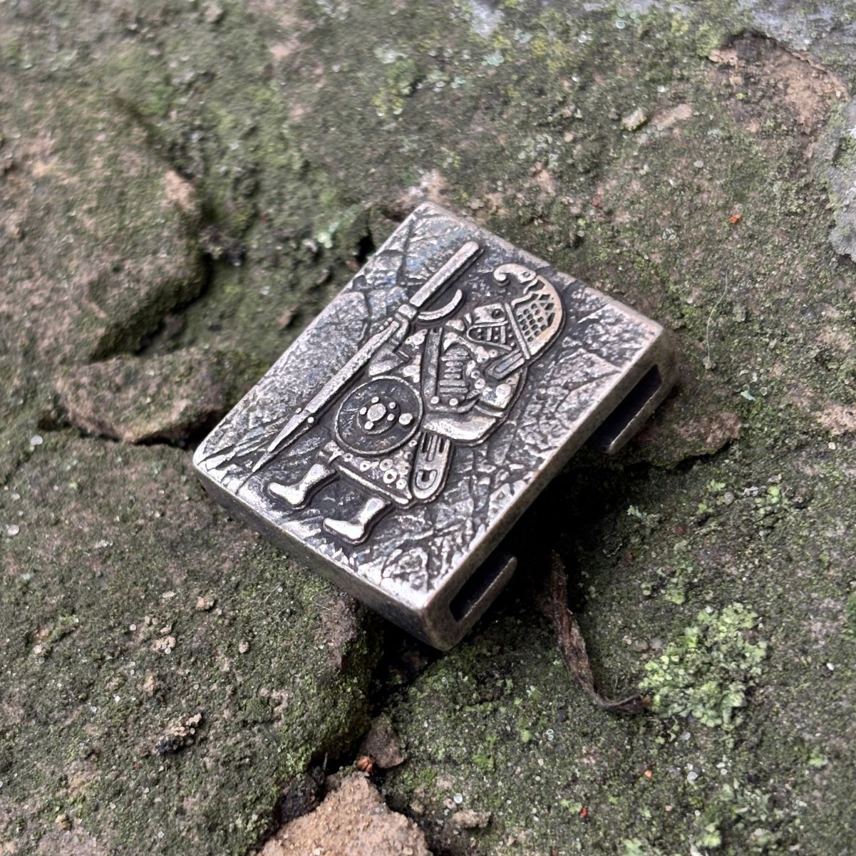 Молле кліпса з стародавнім вороном воїном