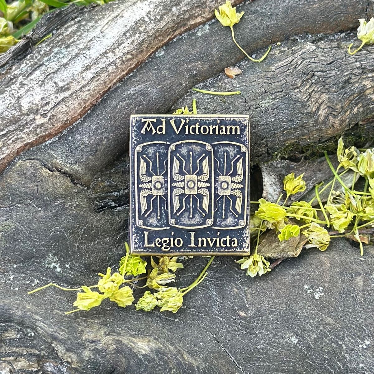 Молле кліпса "Legio invicta" з бронзи