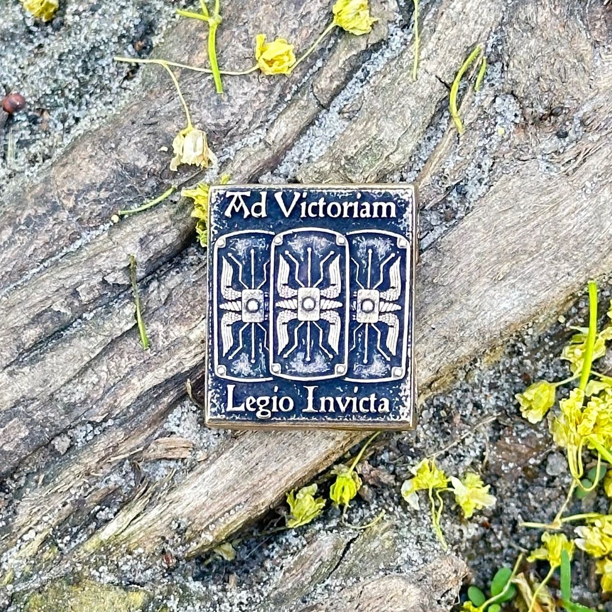 Молле кліпса "Legio invicta" з бронзи