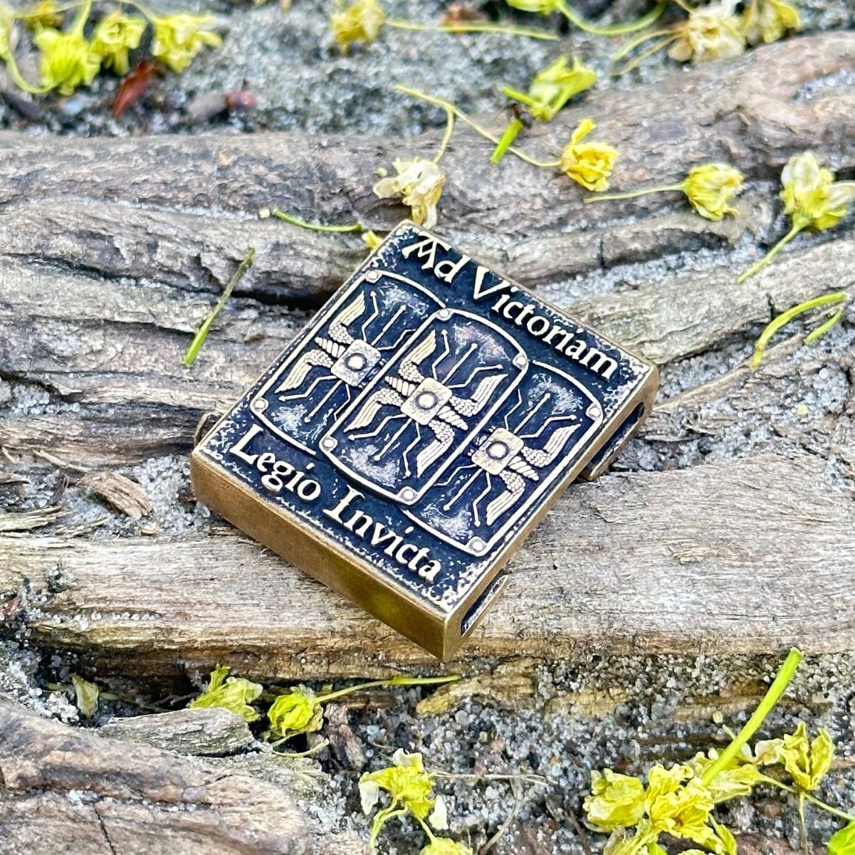 Молле кліпса "Legio invicta" з бронзи