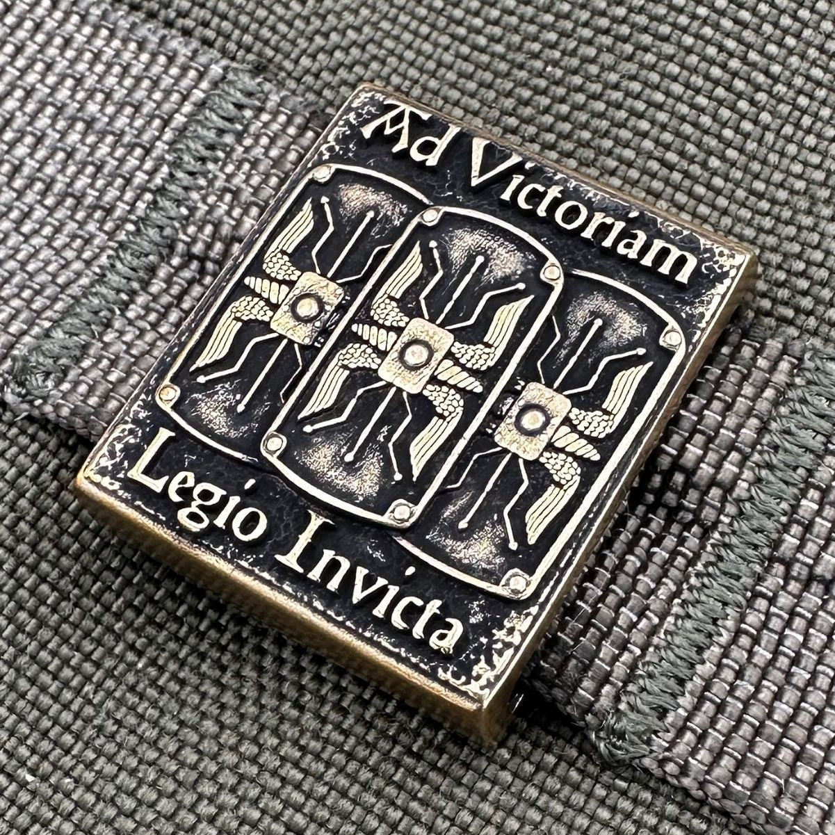 Молле кліпса "Legio invicta" з бронзи