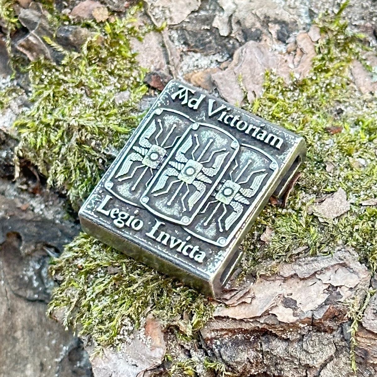 Молле кліпса "Legio invicta" з бронзи