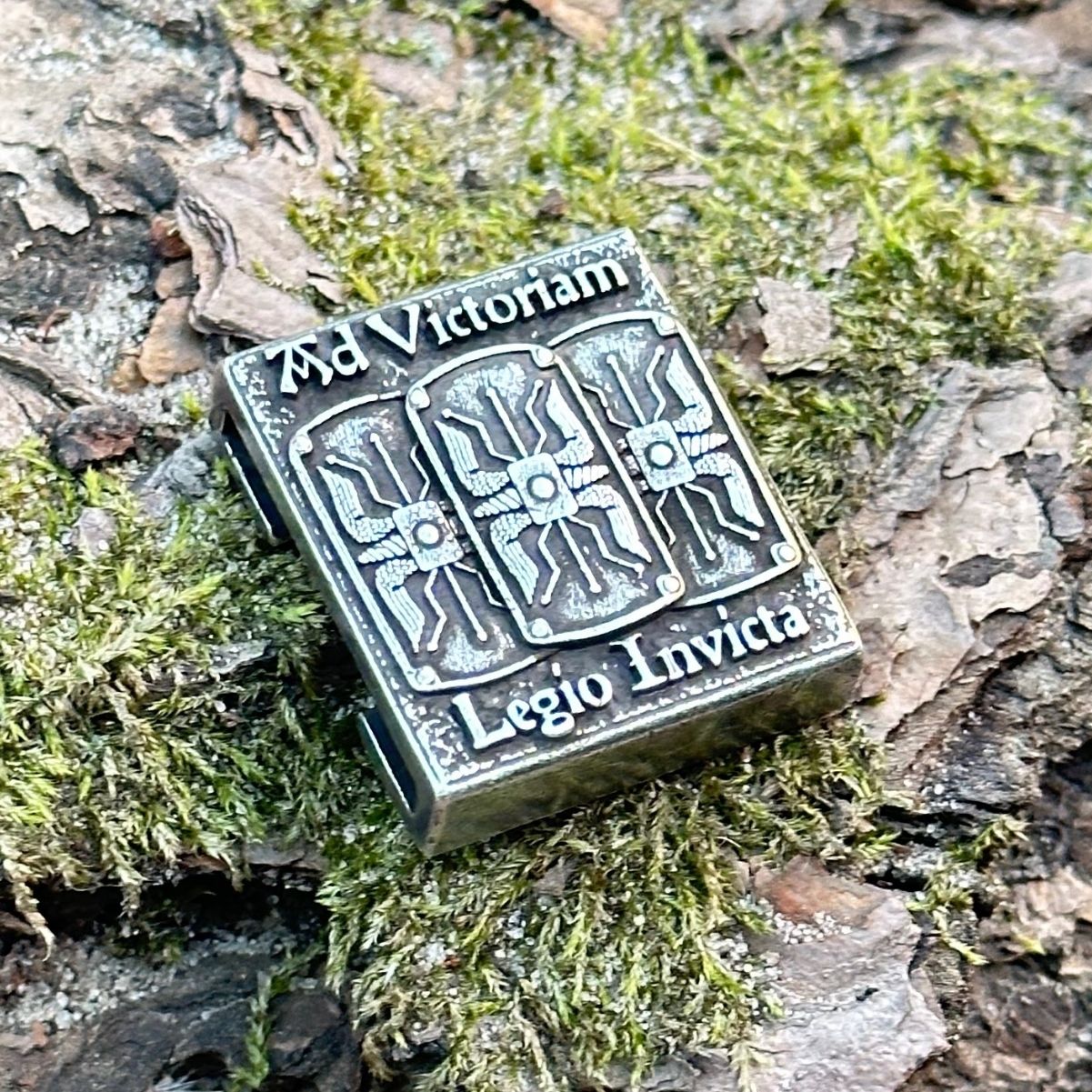 Молле кліпса "Legio invicta" з бронзи