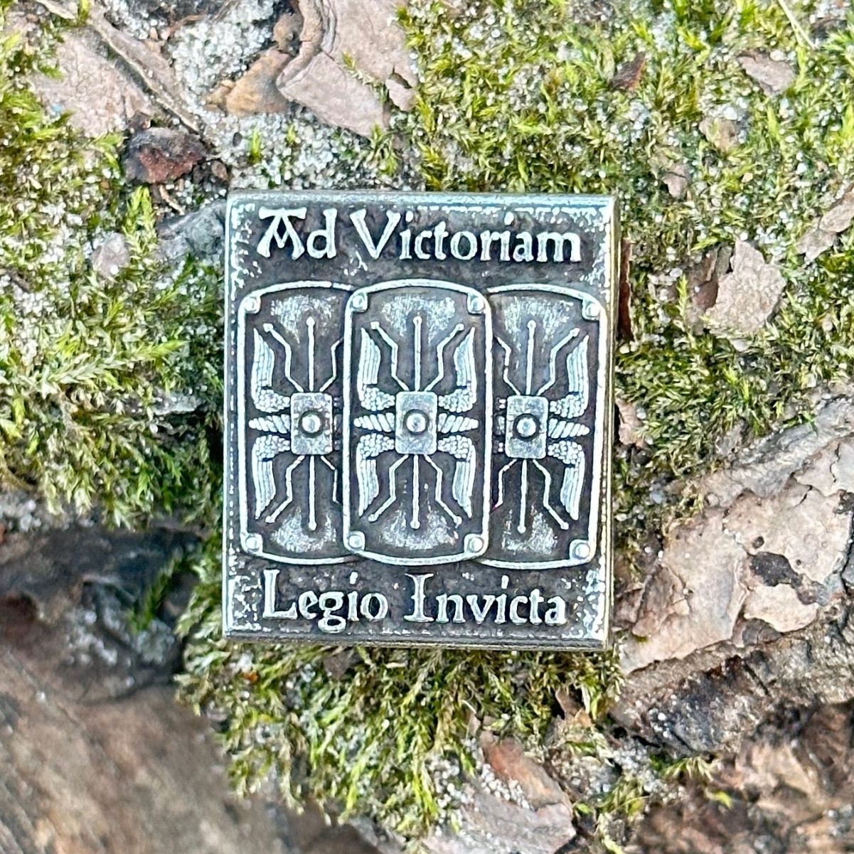 Молле кліпса "Legio invicta" з бронзи