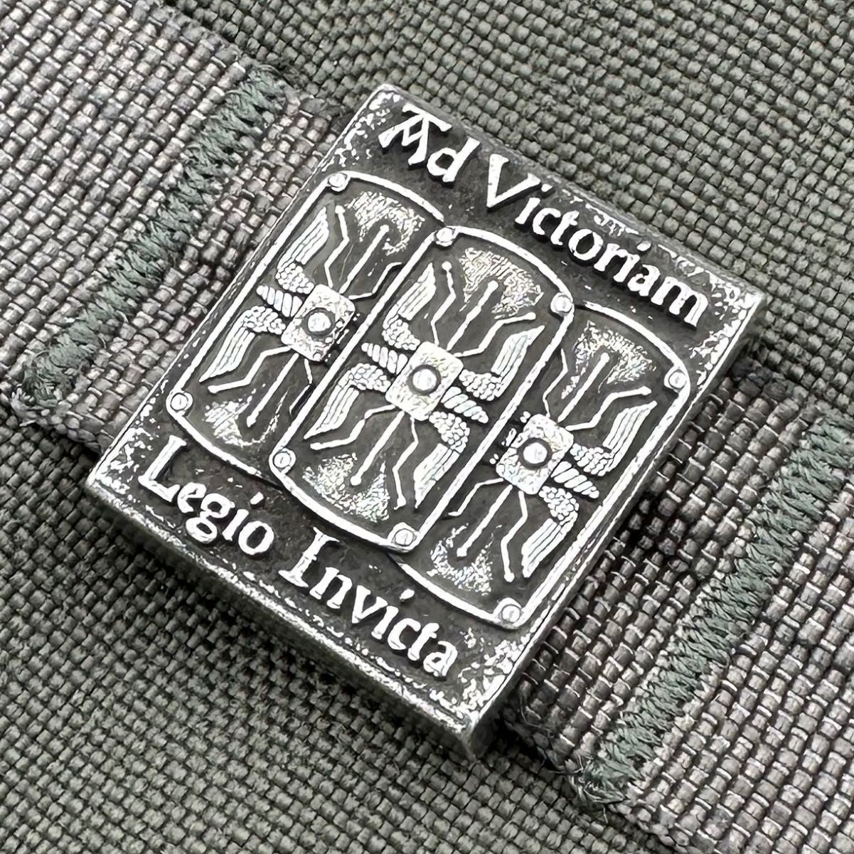 Молле кліпса "Legio invicta" з бронзи