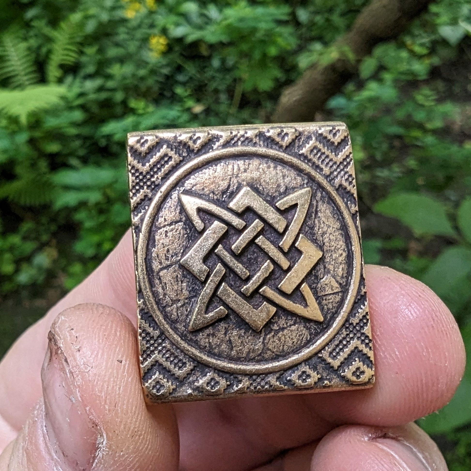 Молле кліпса з символом Сварога