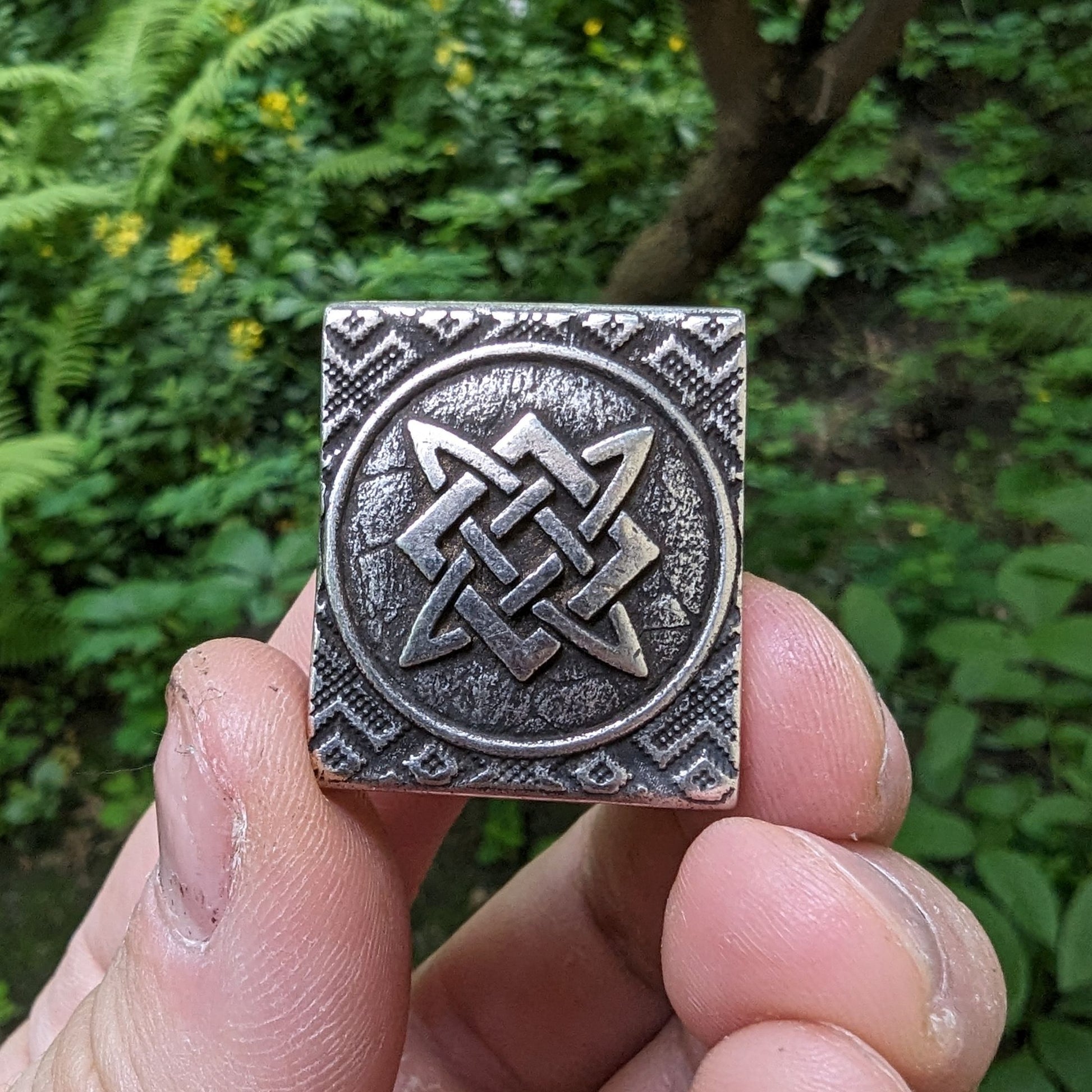 Молле кліпса з символом Сварога