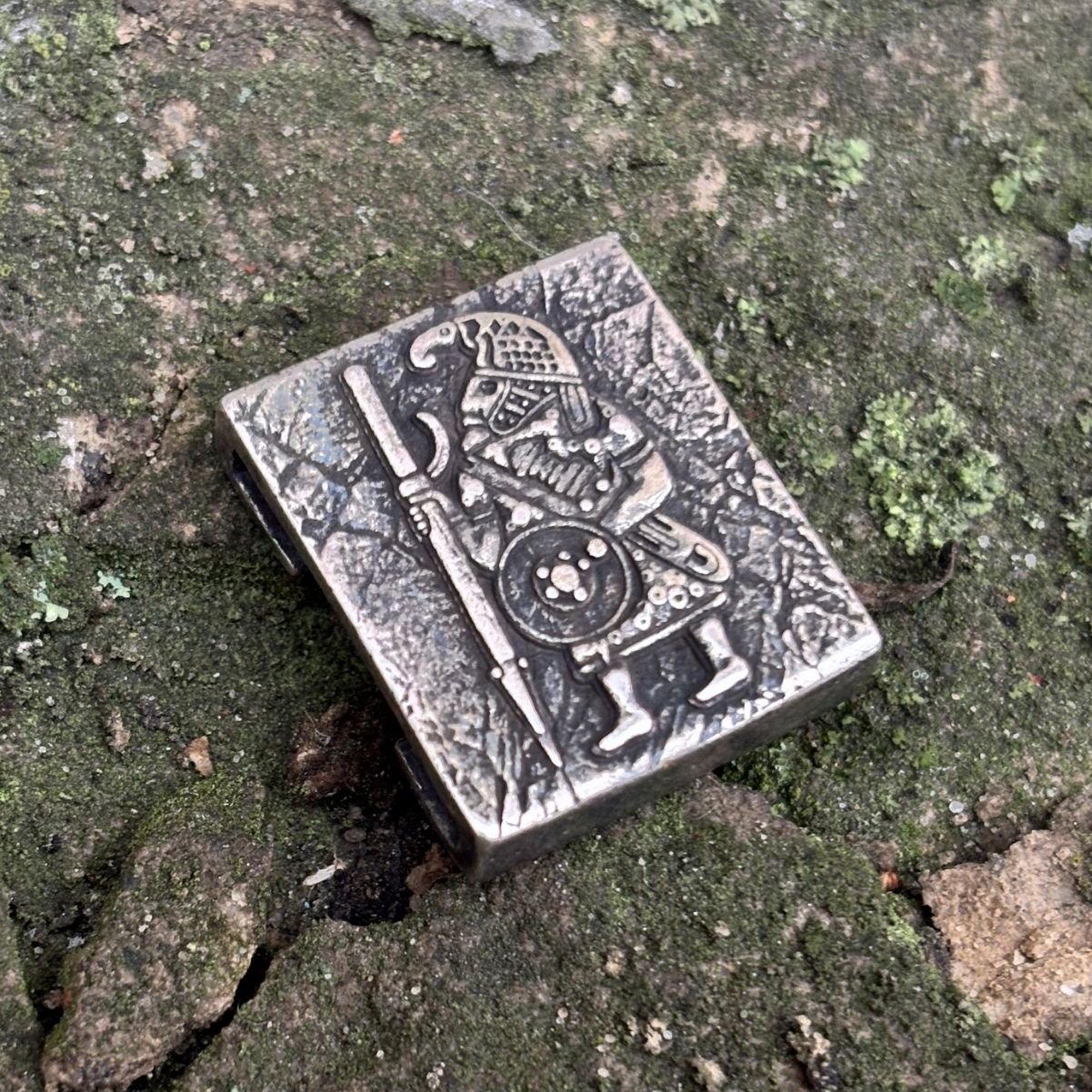 Молле кліпса з стародавнім вороном воїном