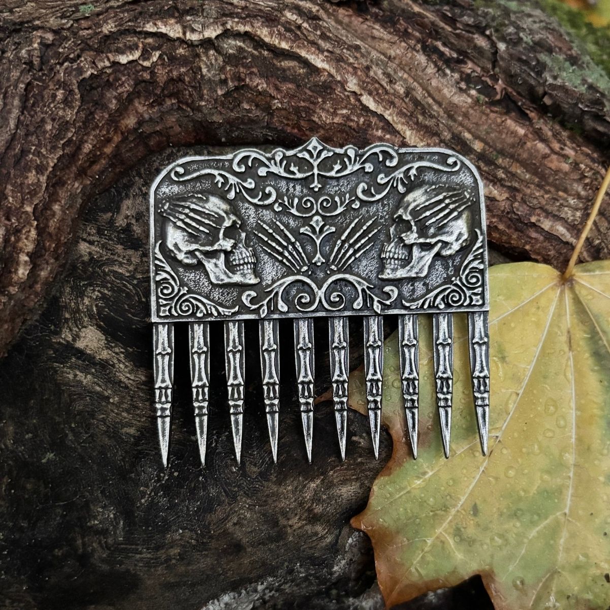 Гребінець для бороди з черепами