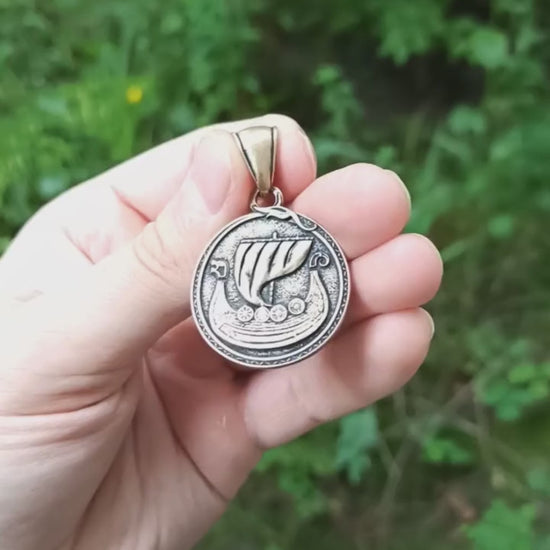 Підвіска з кораблем Драккар та руною Вегвізір