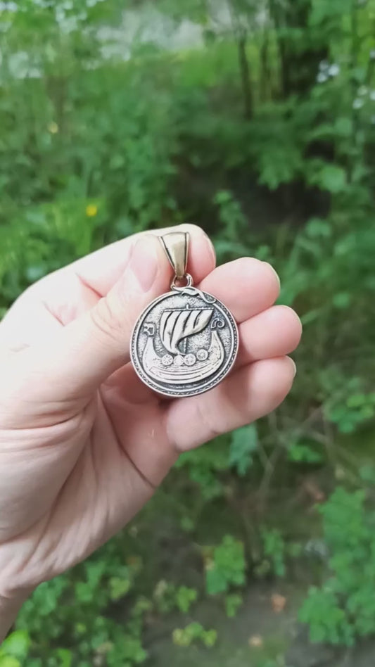 Підвіска з кораблем Драккар та руною Вегвізір