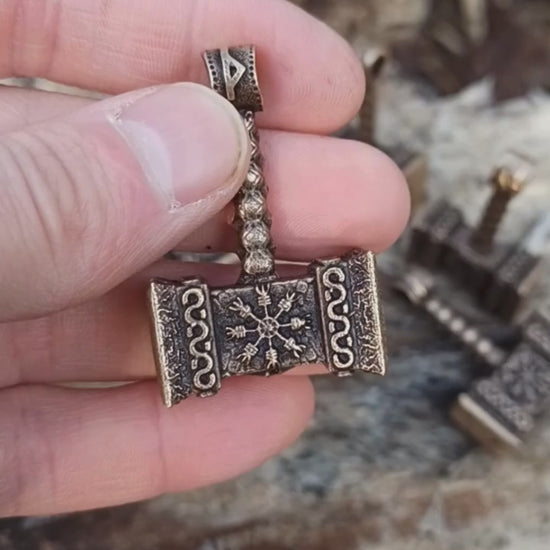 Підвіска Мйольнір з рунами