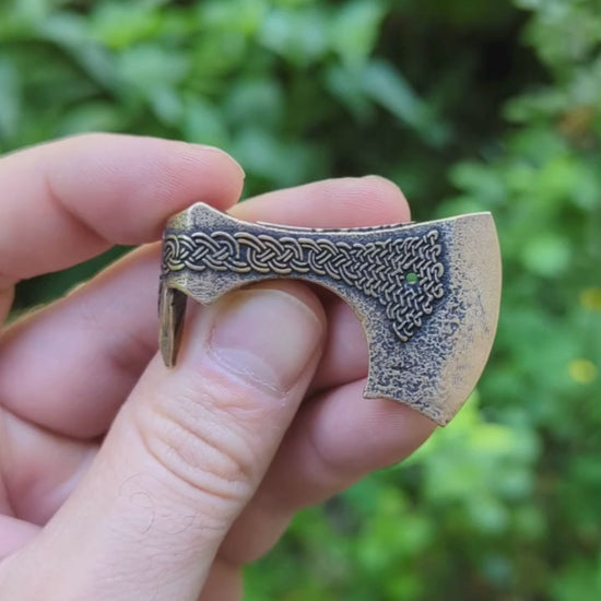 Репліка сокири Перуна часів Київської Русі