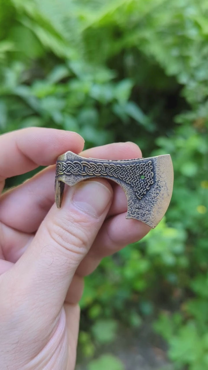 Репліка сокири Перуна часів Київської Русі